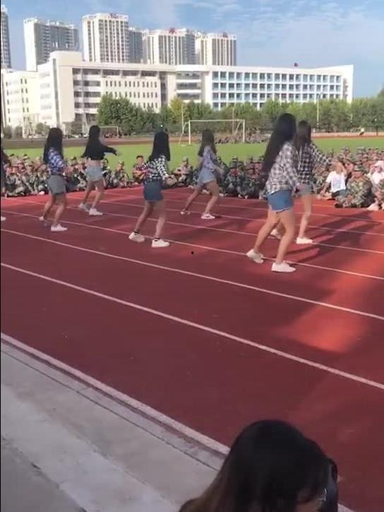 军训小姐姐吃瓜视频播放,军营生活原来如此有趣