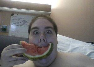 大胖子吃小瓜雪糕视频播放,视频播放量爆表！